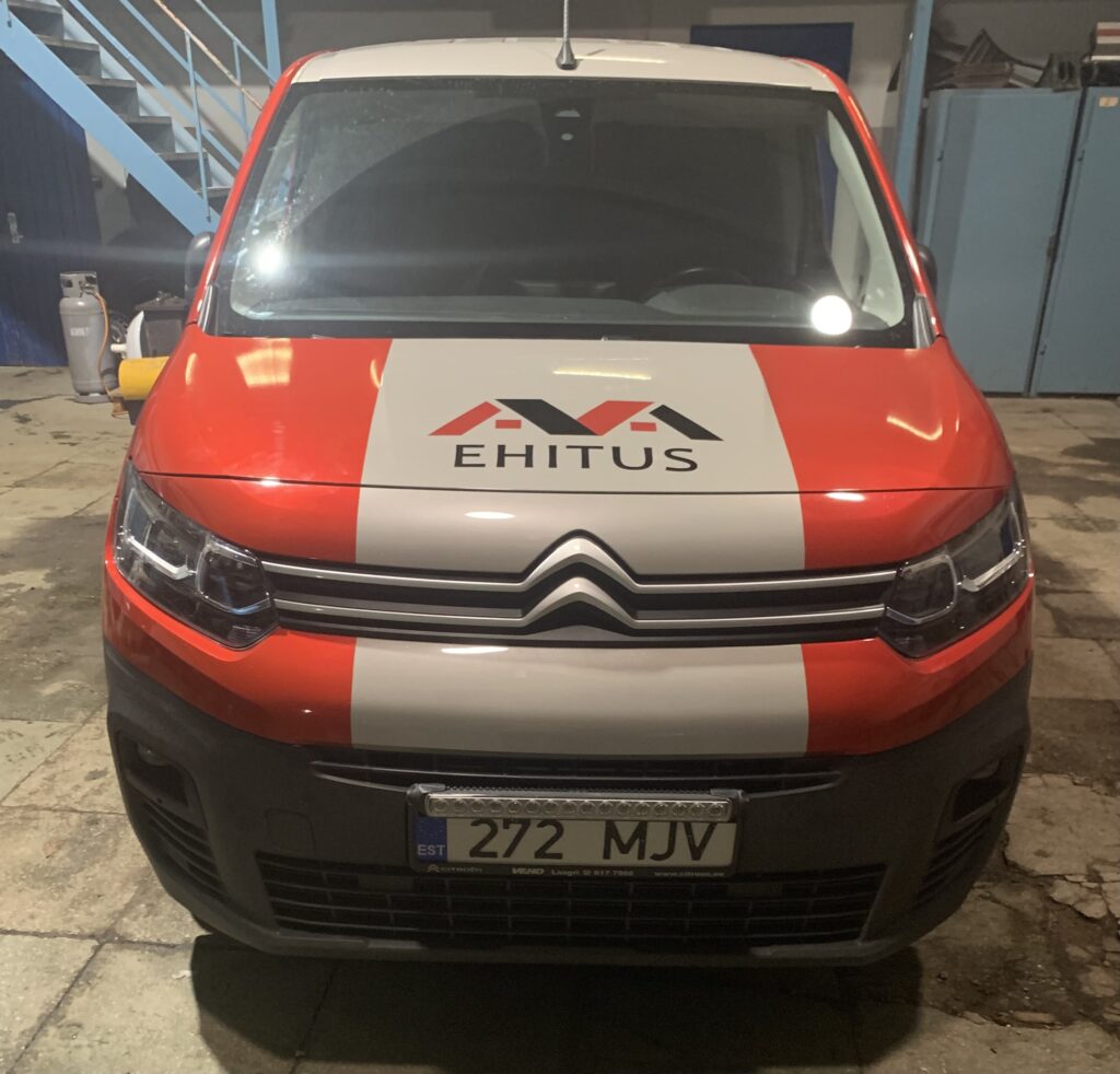 Punase ja valge värviga Citroëni kaubik, millel on "AA Ehituse" logo.